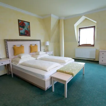 Hetkuti Wellness Es Lovaspark فندق