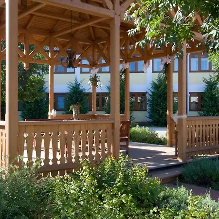 Hetkuti Wellness Es Lovaspark فندق 3*