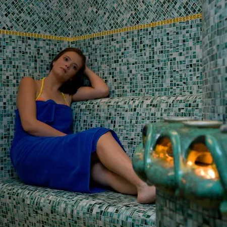 Hetkuti Wellness Es Lovaspark فندق 3*