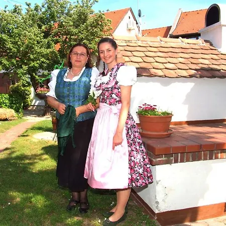 Hetkuti Wellness Es Lovaspark 3*