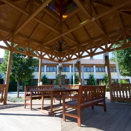 Szálloda Hetkuti Wellness Es Lovaspark Mór